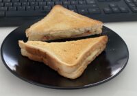 Käsetoast als zweites Frühstück bei der Arbeit.